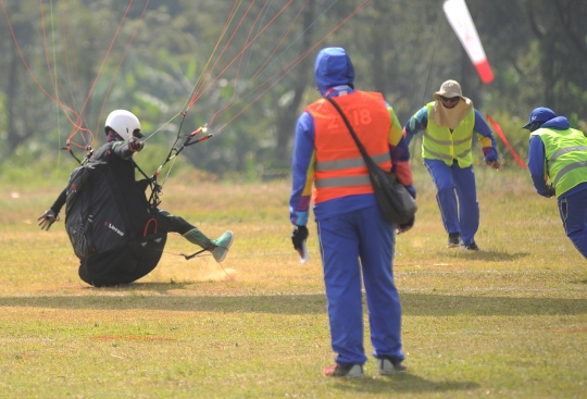 Momen dua atlet paralayang Asian Games terjatuh di Bogor