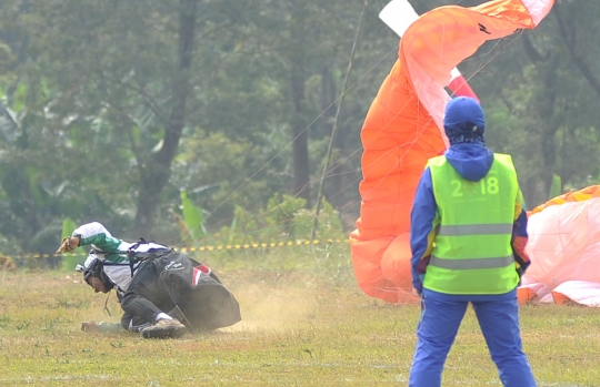 Momen dua atlet paralayang Asian Games terjatuh di Bogor