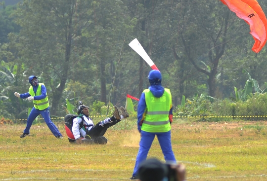 Momen dua atlet paralayang Asian Games terjatuh di Bogor