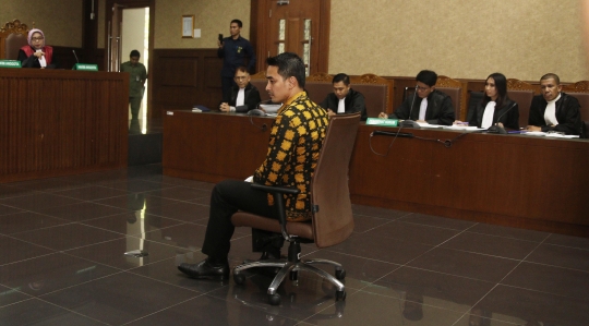 Zumi Zola jalani sidang perdana