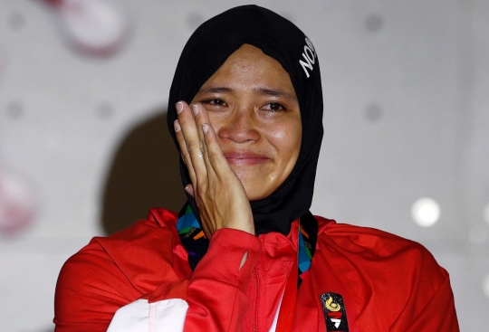 Tangis bahagia atlet panjat tebing Susanti Rahayu pecah usai raih emas Asian Games