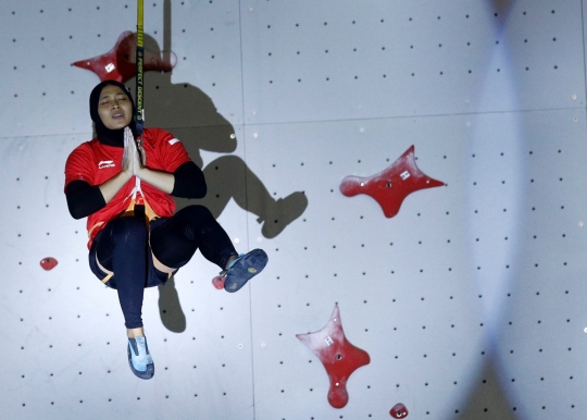 Tangis bahagia atlet panjat tebing Susanti Rahayu pecah usai raih emas Asian Games