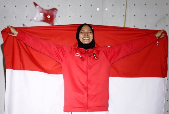 Tangis bahagia atlet panjat tebing Susanti Rahayu pecah usai raih emas Asian Games