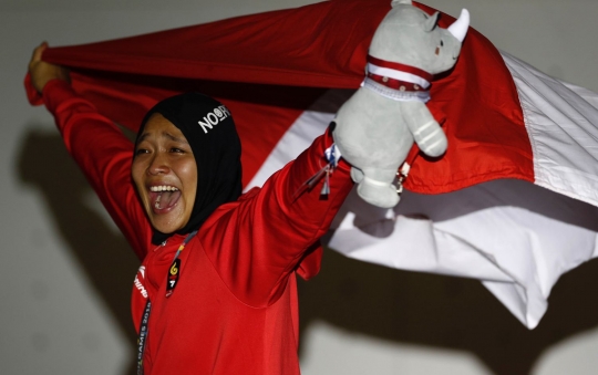 Tangis bahagia atlet panjat tebing Susanti Rahayu pecah usai raih emas Asian Games