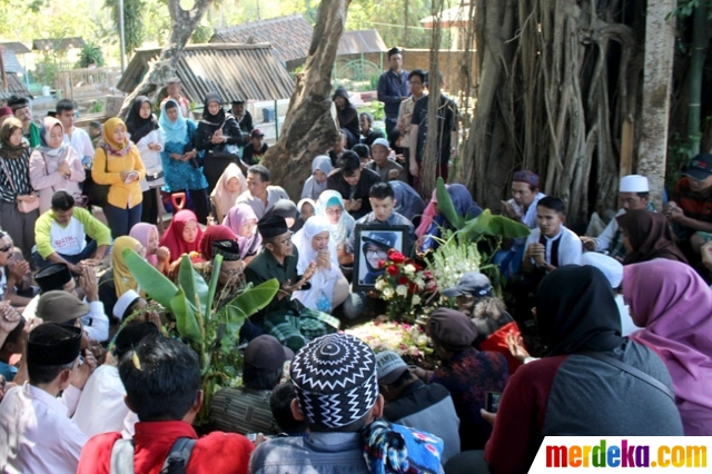  Foto Isak tangis warnai pemakaman Shinta mahasiswa yang 