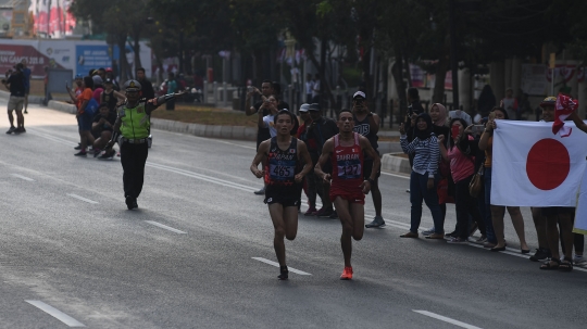 Wajah lelah atlet maraton Asian Games saat berlari tempuh 42 km