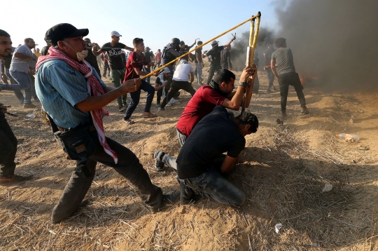 Nekatnya wanita Palestina hadapi tentara Israel dengan ketapel