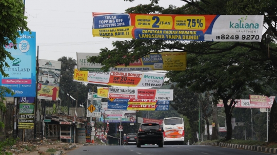 Rusak pemandangan, spanduk iklan properti bertebaran di Cibubur