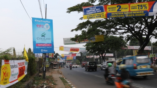 Rusak pemandangan, spanduk iklan properti bertebaran di Cibubur