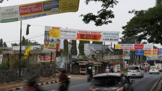 Rusak pemandangan, spanduk iklan properti bertebaran di Cibubur