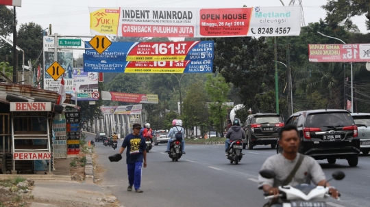 Rusak pemandangan, spanduk iklan properti bertebaran di Cibubur