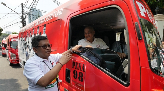 Relawan Jokowi-Ma'ruf Amin luncurkan 5 minibus pemenangan