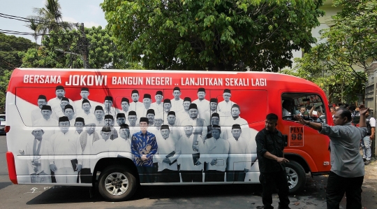 Relawan Jokowi-Ma'ruf Amin luncurkan 5 minibus pemenangan