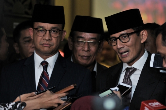 Mundur dari jabatan Wagub DKI, Sandiaga peluk erat Anies Baswedan