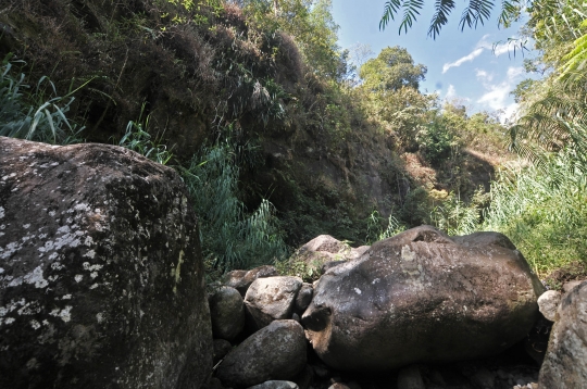 Kemarau panjang, air terjun di kaki Gunung Lawu kering kerontang