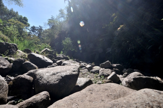 Kemarau panjang, air terjun di kaki Gunung Lawu kering kerontang