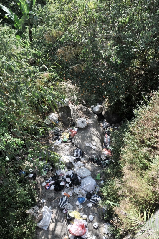 Kemarau panjang, air terjun di kaki Gunung Lawu kering kerontang