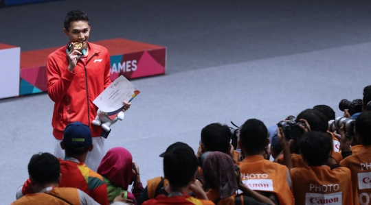 Aksi buka baju Jonatan Christie saat raih medali emas Asian Games