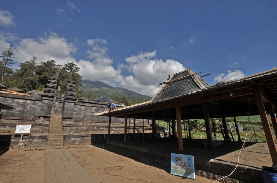 Melihat pemugaran Candi Cetho