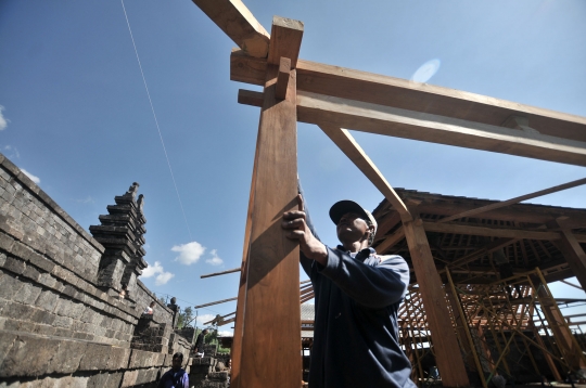 Melihat pemugaran Candi Cetho