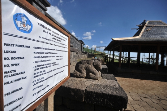 Melihat pemugaran Candi Cetho