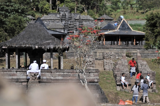 Melihat pemugaran Candi Cetho