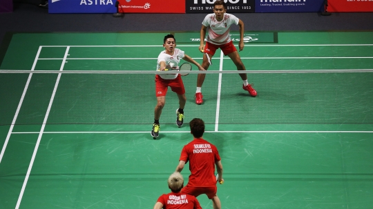 Duel sengit Kevin/Marcus vs Fajar/Rian saat berebut emas