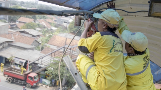 Lama terbengkalai, JPO rusak di dekat kampus UI akhirnya diperbaiki