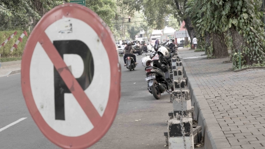 Hiraukan rambu, pemotor tetap parkir di sekitar Taman Suropati