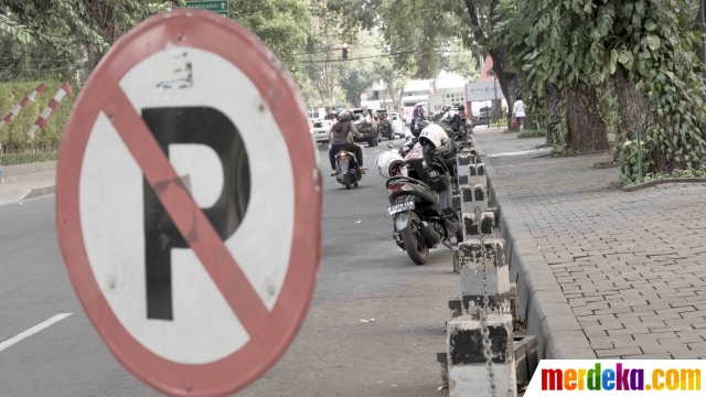 Foto Hiraukan rambu  pemotor tetap parkir  di sekitar 