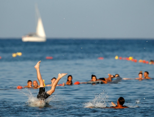 Licin dan banyak tercebur, beginilah keseruan lomba panjat gostra di Malta