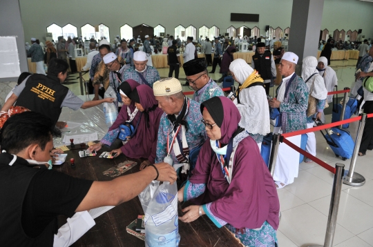 Antrean jemaah haji mengambil air zamzam