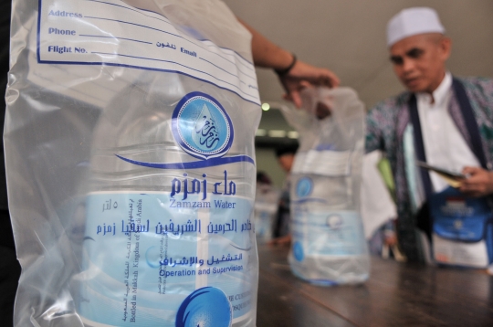 Antrean jemaah haji mengambil air zamzam