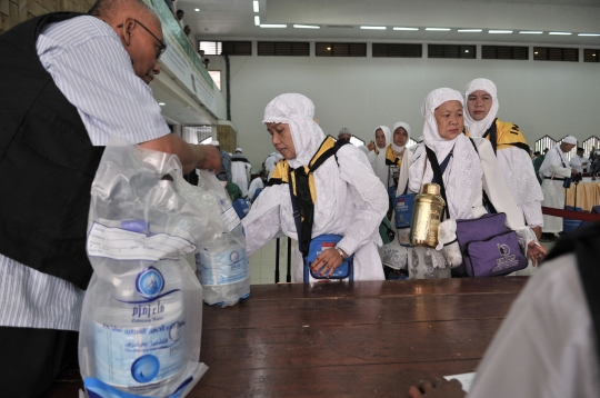 Antrean jemaah haji mengambil air zamzam