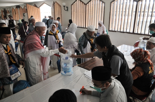 Antrean jemaah haji mengambil air zamzam