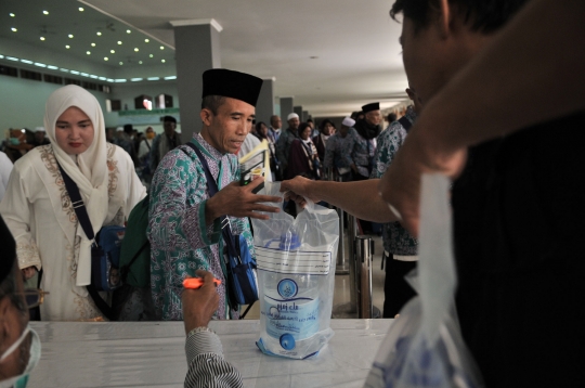 Antrean jemaah haji mengambil air zamzam