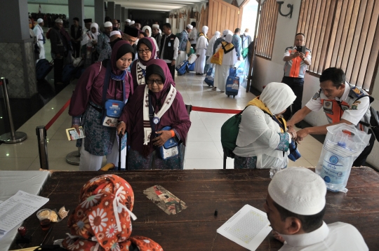 Antrean jemaah haji mengambil air zamzam