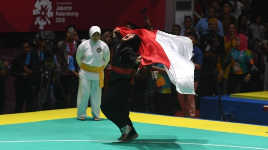 Selebrasi pesilat Pipiet Kamelia saat meraih emas