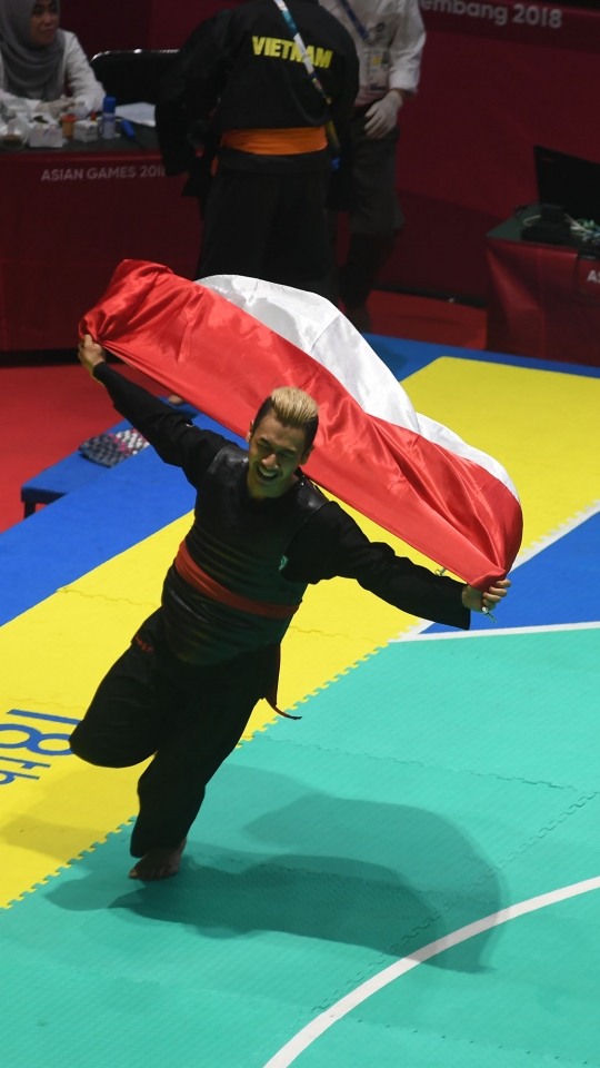 Raih emas, Pesilat Hanifan Yudani Kusumah sujud syukur