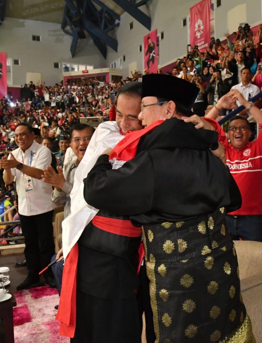 Nonton final pencak silat, Jokowi dan Prabowo sama-sama peluk atlet peraih emas