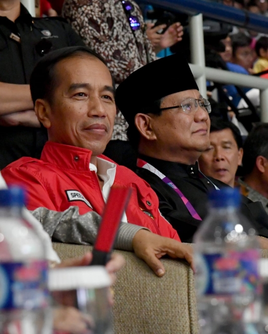 Nonton final pencak silat, Jokowi dan Prabowo sama-sama peluk atlet peraih emas