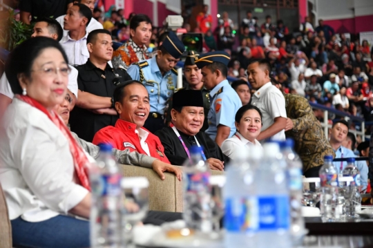 Nonton final pencak silat, Jokowi dan Prabowo sama-sama peluk atlet peraih emas