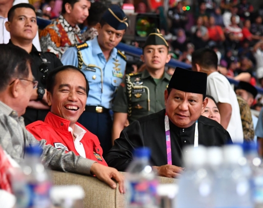 Nonton final pencak silat, Jokowi dan Prabowo sama-sama peluk atlet peraih emas