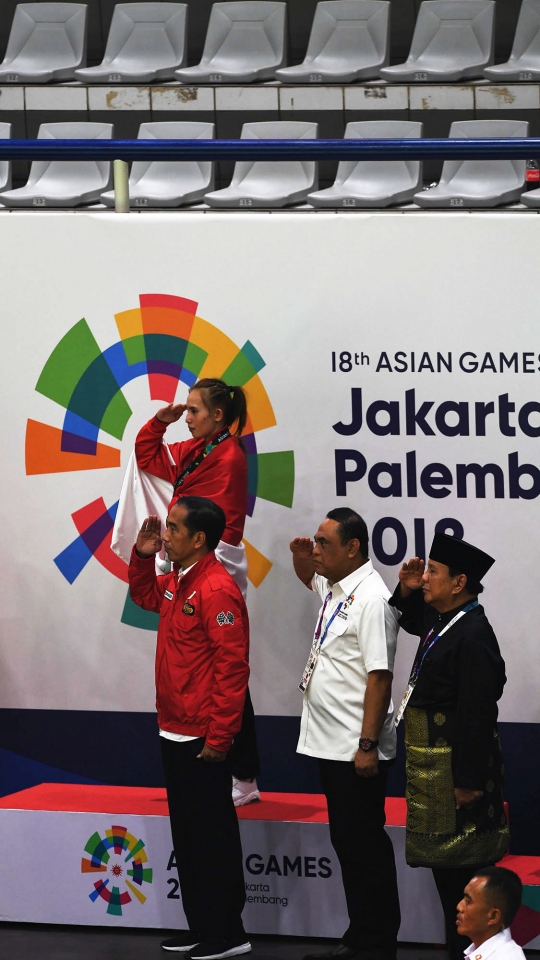 Usai pengalungan medali, Jokowi dan Prabowo akrab nge-vlog bareng