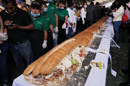 Penampakan sandwich terbesar di dunia, beratnya 865 kg