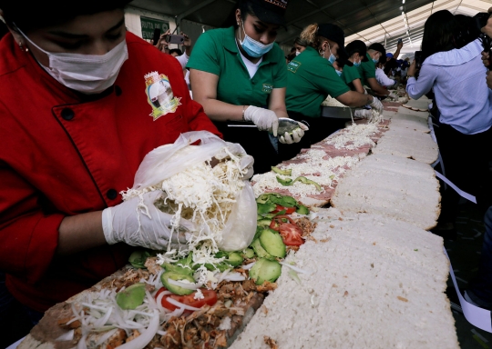 Penampakan sandwich terbesar di dunia, beratnya 865 kg