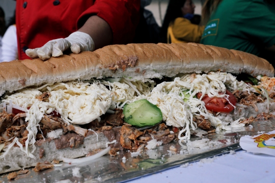 Penampakan sandwich terbesar di dunia, beratnya 865 kg