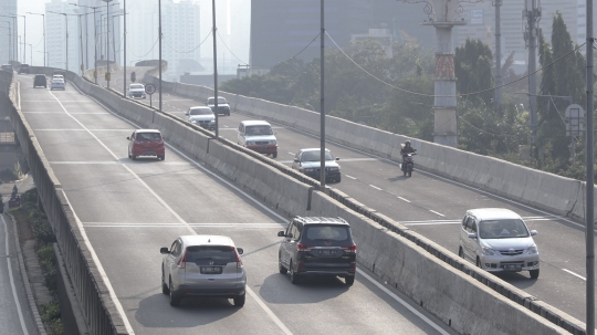Aksi pemotor nekat terobos JLNT Kampung Melayu-Tanah Abang