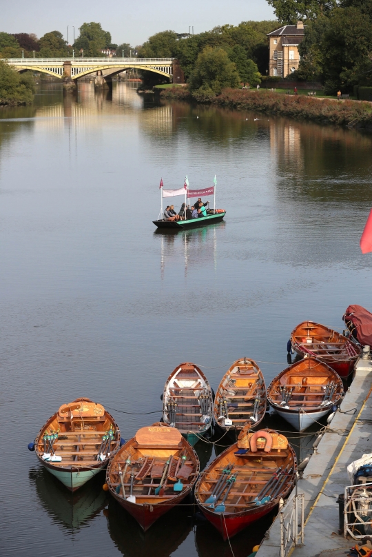 Menyusuri sungai di Inggris dengan perahu terbuat dari sampah plastik