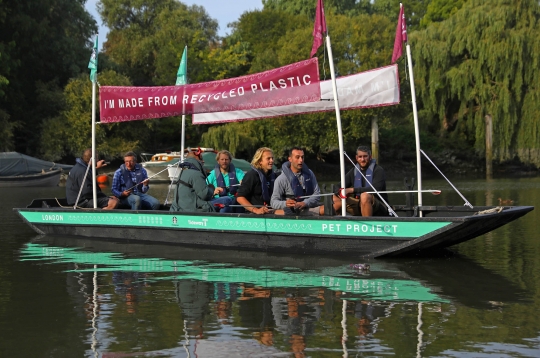 Menyusuri sungai di Inggris dengan perahu terbuat dari sampah plastik